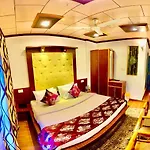 Lake Avenue, Dal Lake By Stay Pattern