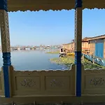 Floating Young Gulshan Houseboat