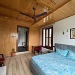 3-Bedroom \'White Cottage\' With Indoor Fireplace