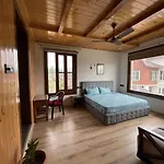 3-Bedroom \'White Cottage\' With Indoor Fireplace
