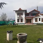Rose Bowl Guest House Home Stay