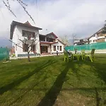 Rose Bowl Guest House Home Stay