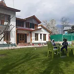 Rose Bowl Guest House Home Stay