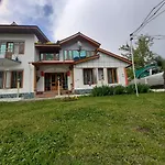 Rose Bowl Guest House Home Stay