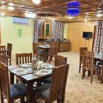 Roseline Inn