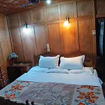 Houseboat Sumbul