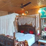 New Minar Group Of Houseboats