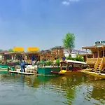 New Sea Palace Houseboats