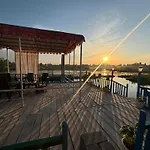 Houseboat Young Wild Rose