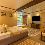 Stayvista At Aaram Gah With Lawn, Bonfire, Bbq