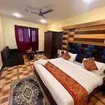 Hotel Leena Near Dal Lake