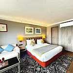 Hotel Lake View Kashmir