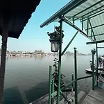 New Zealand Group Of Houseboats