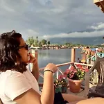 The Quebec Houseboats