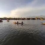 The Quebec Houseboats
