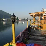 Highland Queen Houseboat