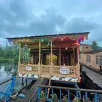 Houseboat Zaindari Palace