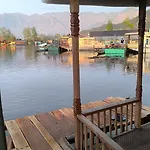 K2 Houseboat