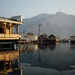 Veena Palace Group Of Houseboats