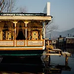 Veena Palace Group Of Houseboats