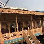 Houseboat Lake Thao