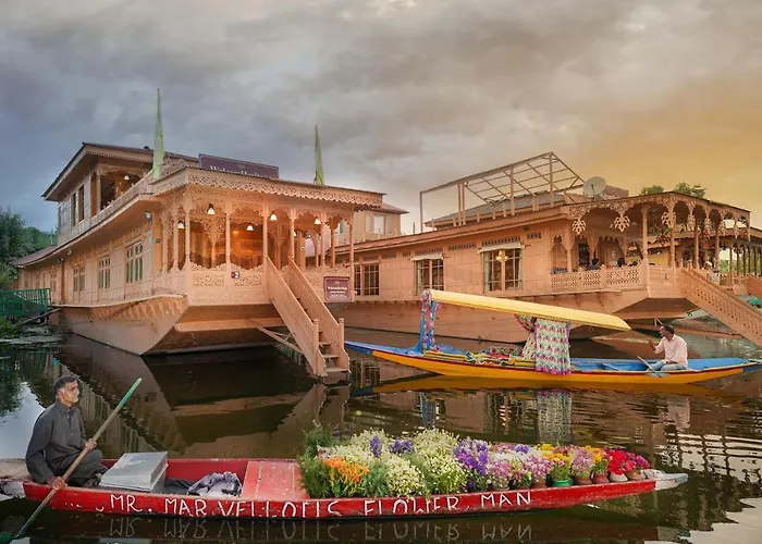 Welcomheritage Gurkha Houseboats
