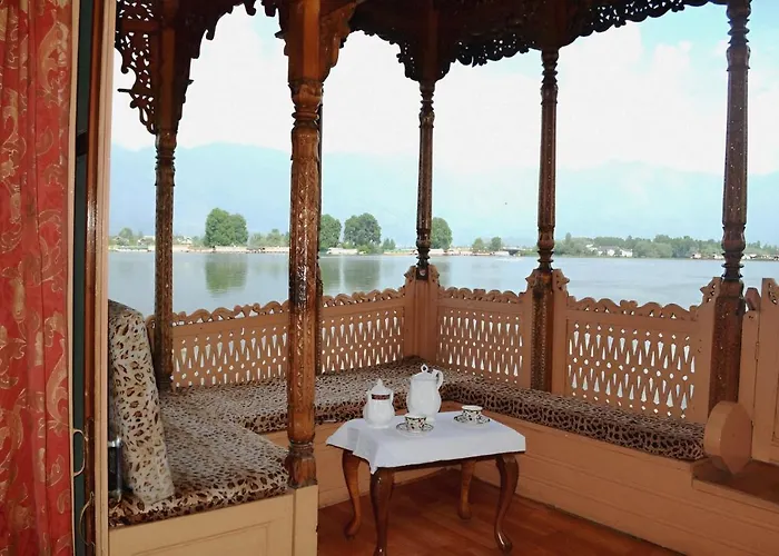 Kashmir Palace Group Of Houseboats