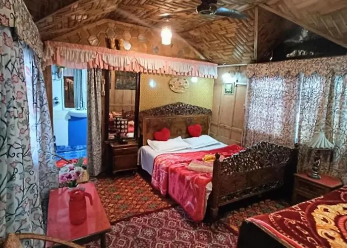 New Minar Group Of Houseboats