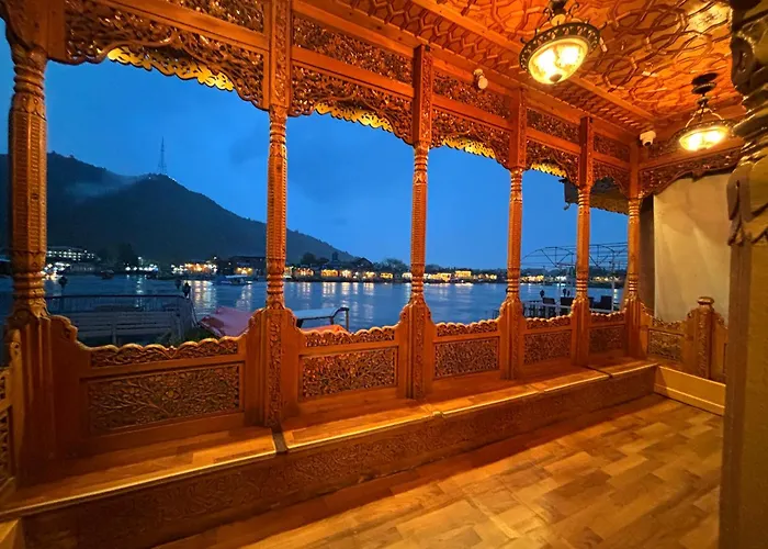 The Badyari Palace Houseboats