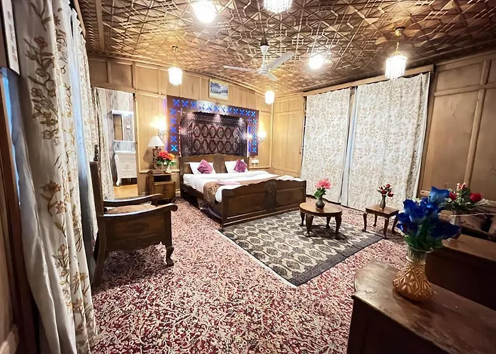 Floating Shanghai Group Of Houseboats