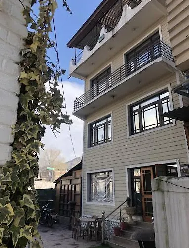 Hotel Kashmir Inn