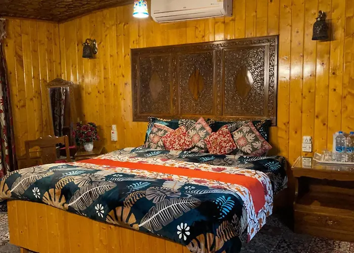 Luxury Freedom Group Of Houseboats
