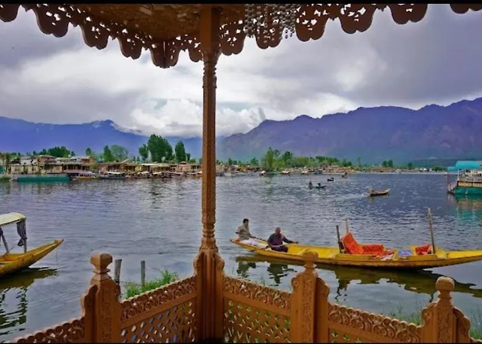 Mossess Retreat Group Of Houseboats