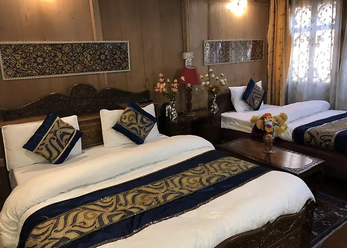 Houseboat Lake Thao