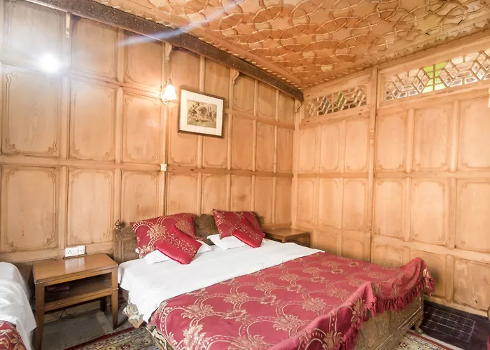 Guesthouser 3 Bhk Houseboat D520