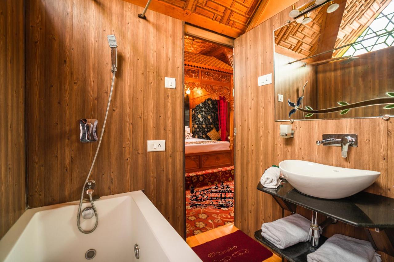 Hotel New Jacquline Heritage Houseboats