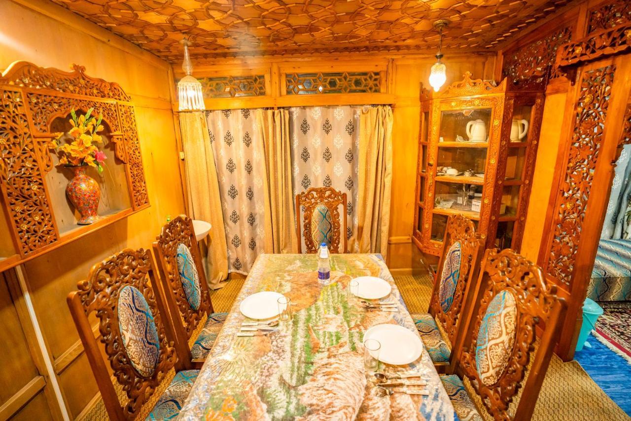 Houseboat Altaf And Transportation 4* Srinagar (Jammu and Kashmir)
