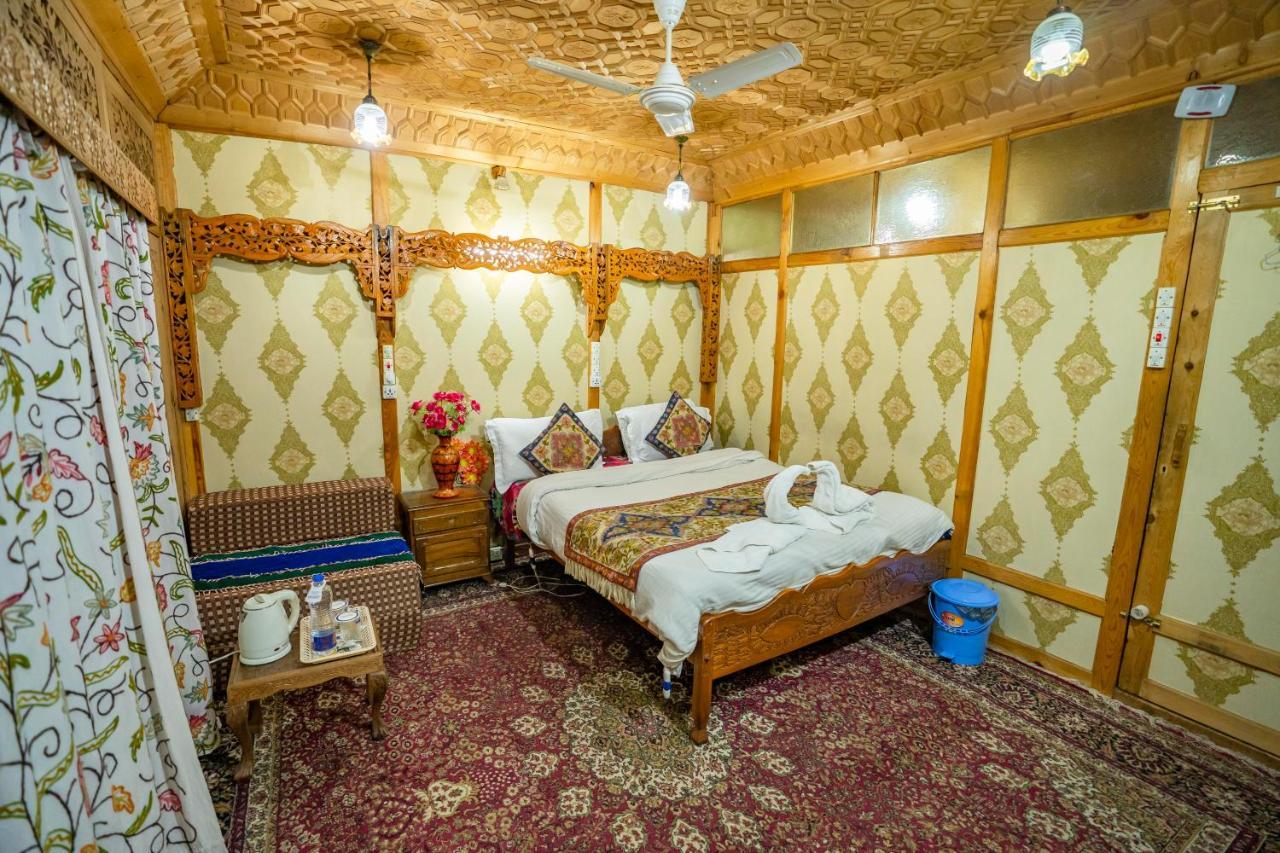 Botel Houseboat Altaf And Transportation Srinagar (Jammu and Kashmir)