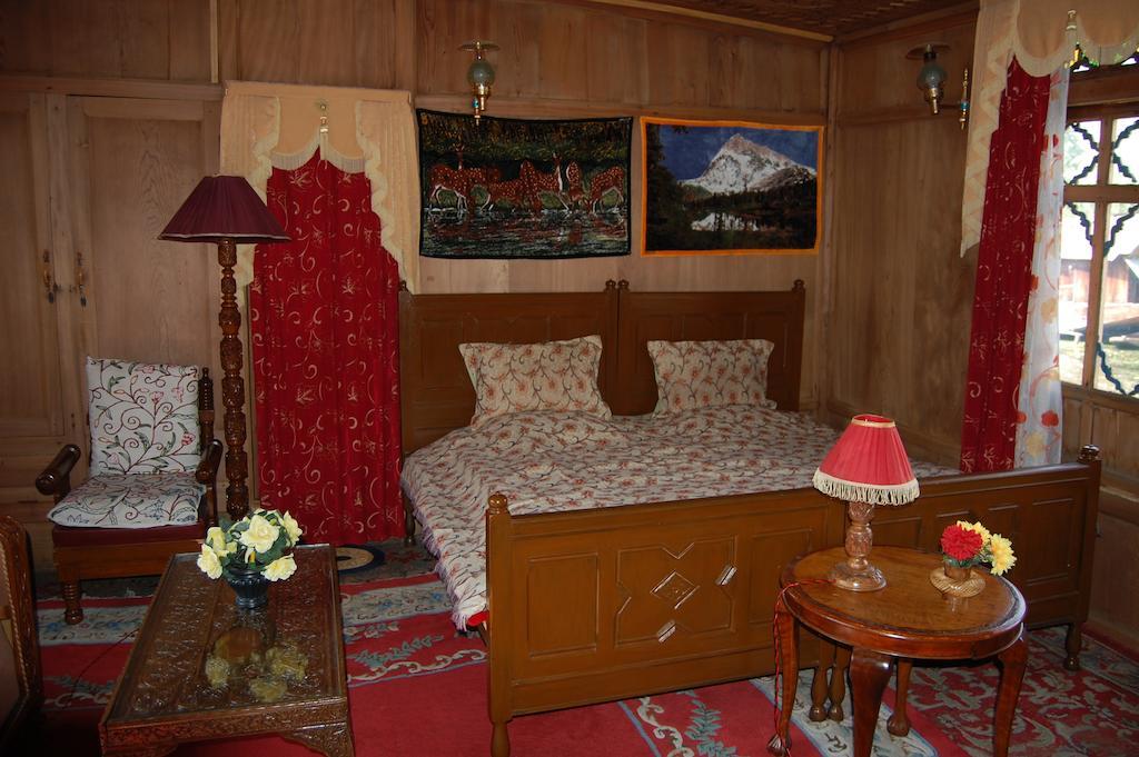 Botel Houseboat Taj Palace *
