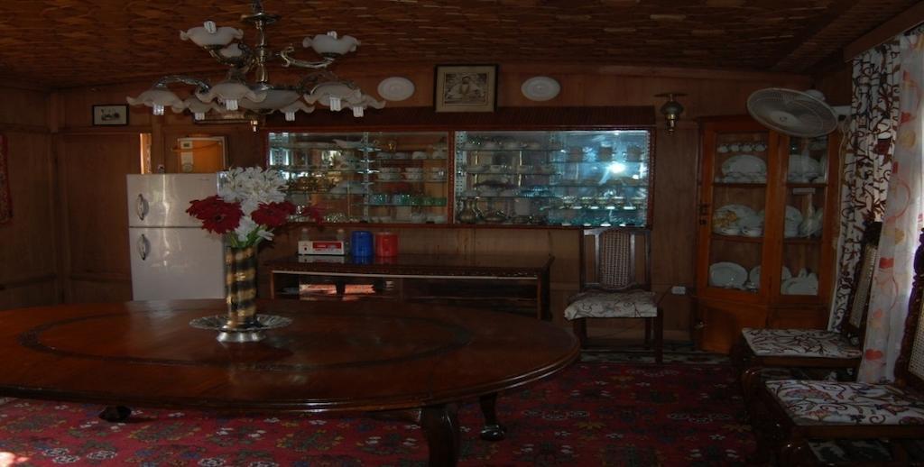 Botel Houseboat Taj Palace *