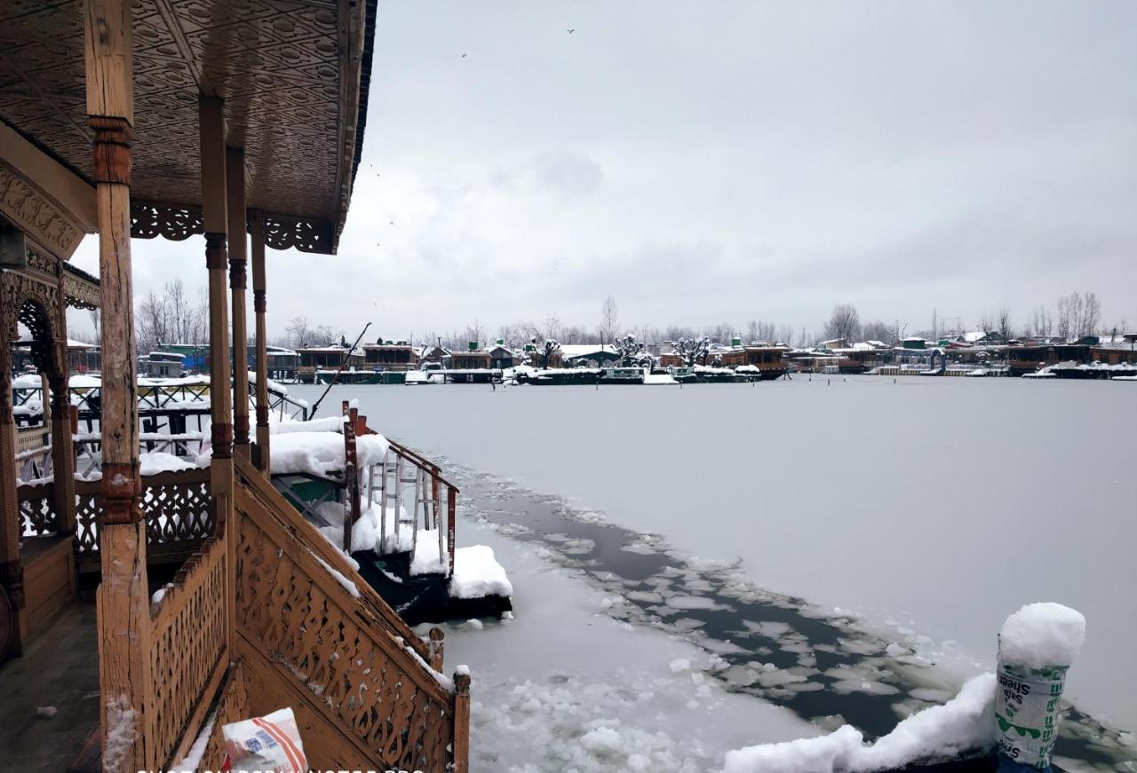 Houseboat Sumbul