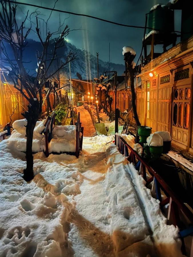 Chicago Group Of Houseboats Botel