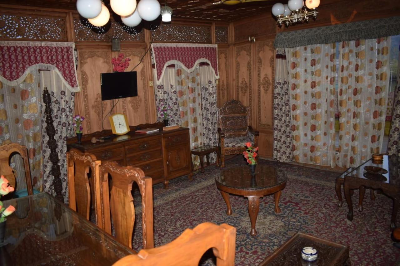 Botel Houseboat New Sultan Palace *