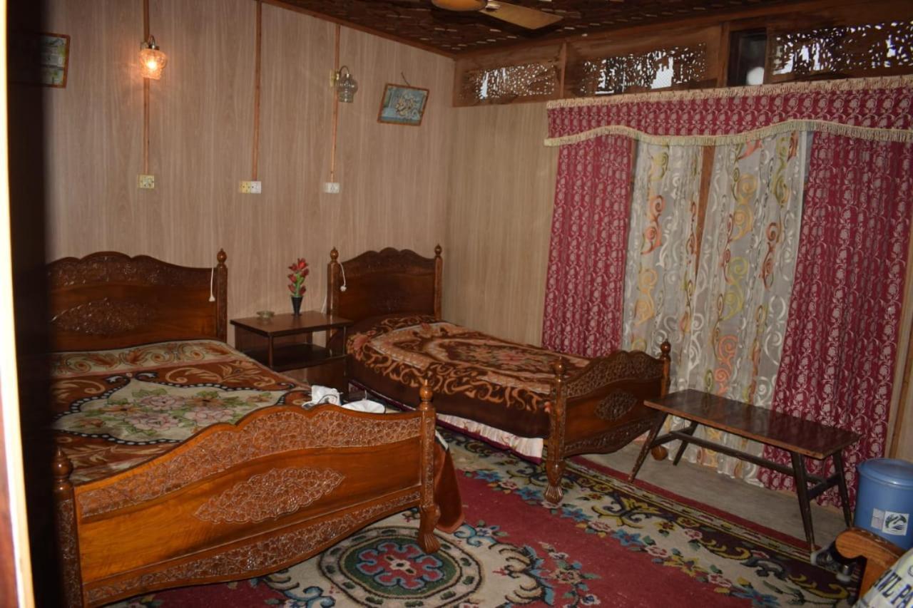 Houseboat New Sultan Palace