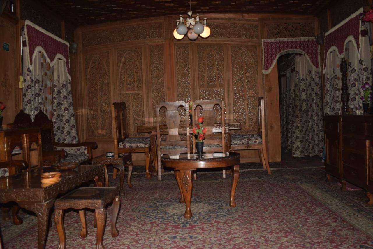 Botel Houseboat New Sultan Palace Srinagar (Jammu and Kashmir)