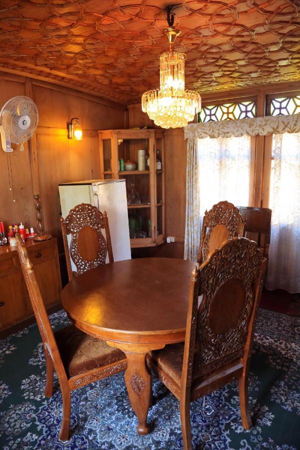 Houseboat Zaindari Palace
