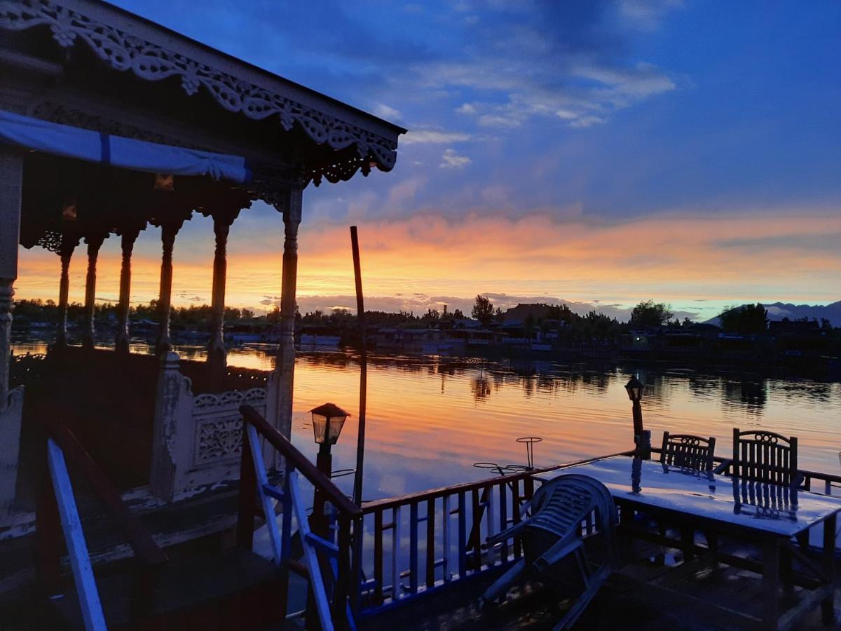 Chicago Group Of Houseboats