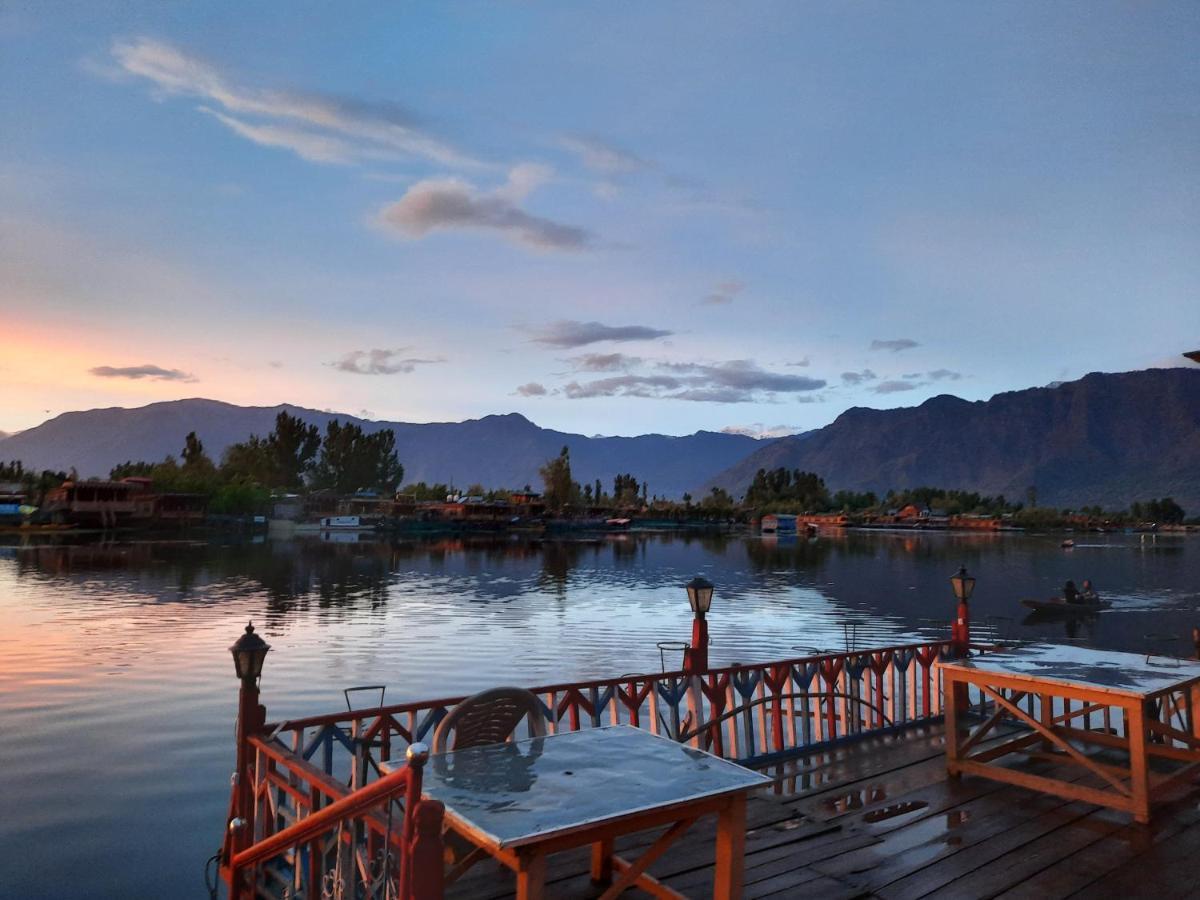 Botel Chicago Group Of Houseboats Srinagar (Jammu and Kashmir)