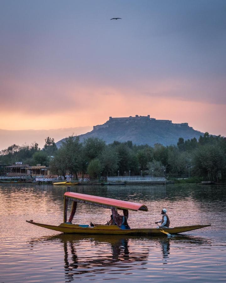 Welcomheritage Gurkha Houseboats Hotel