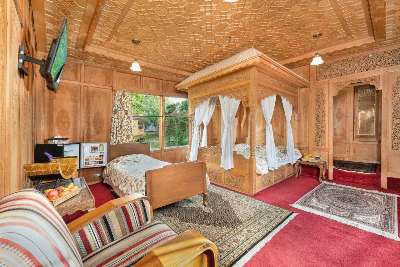 Welcomheritage Gurkha Houseboats